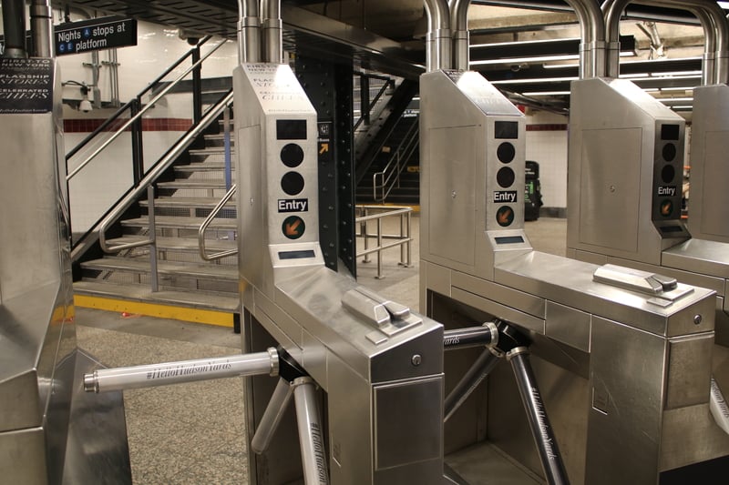Man slashed in face with knife during dispute at South Ferry subway station