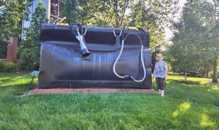 Discover the World’s Largest Doctor’s Bag Sculpture in Delaware: A Quirky Medical Marvel