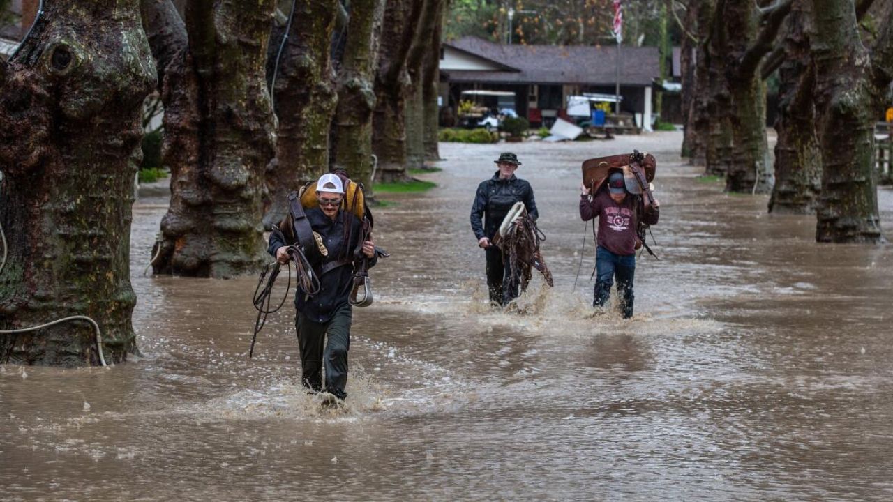 Flash Floods Kill One in Northern California as Powerful Storms Disrupt Holiday Travel